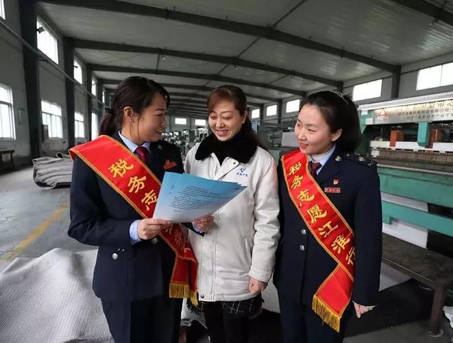 近2000名志愿者统一着税务制服,佩戴"税务志愿江淮行"绶带,深入工厂